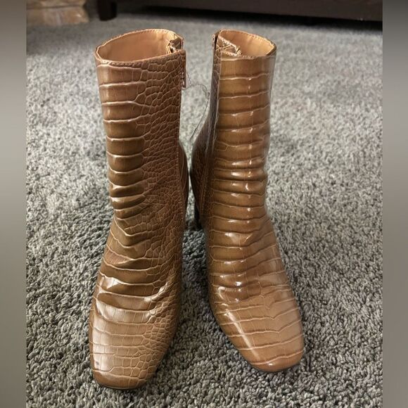 New Bamboo heeled booties. Size 6 - Picture 2 of 4